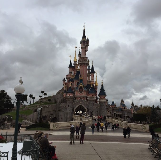 Disneyland Paris sous la pluie : que faire quand il pleut au parc ?